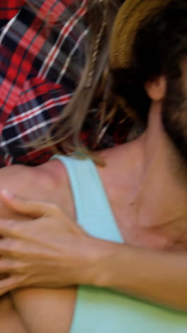 chicos hipsters llevando chicas en sus hombros