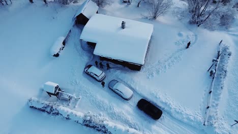 una sola casa pequeña en un hermoso paisaje invernal vista desde un dron