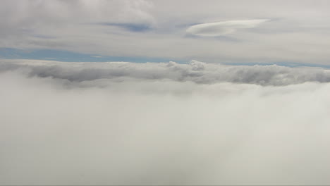 toma aérea sobre una gran formación de nubes blancas desde un helicóptero