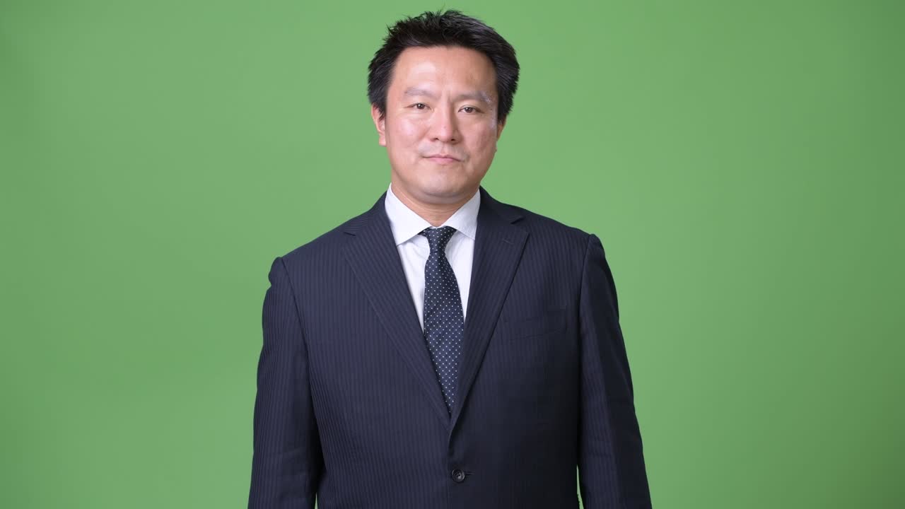 녹색 배경에 성숙한 일본 사업가