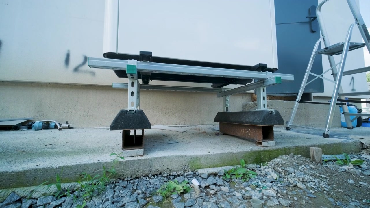 Telaio di supporto metallico per installazione di pompa di calore esterna
