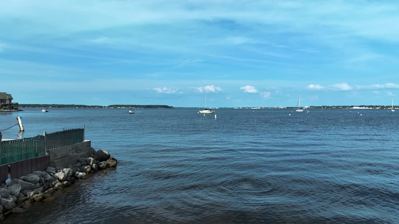 해안에서 항해 보트에 접근하는 것