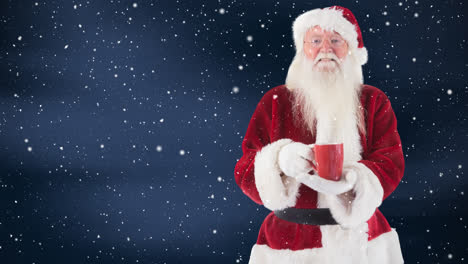 santa claus sosteniendo una bebida caliente combinada con la caída de nieve