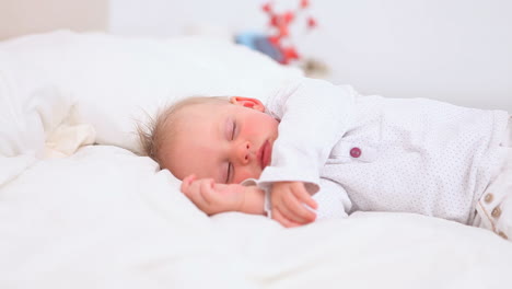 bebé acostado de lado mientras duerme