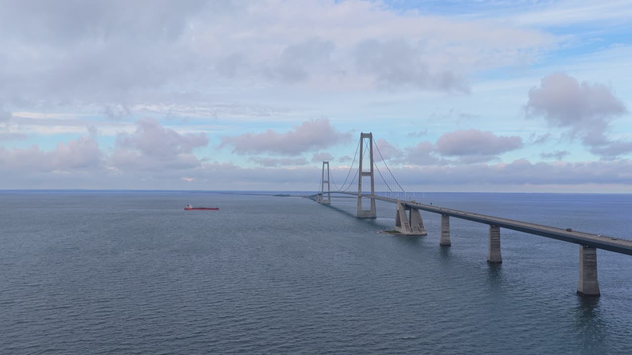 Droneskud af olietanker, der passerer under Storebæltsbroen til søs