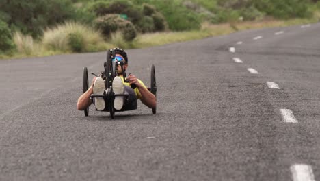 hombre discapacitado montando una bicicleta reclinada