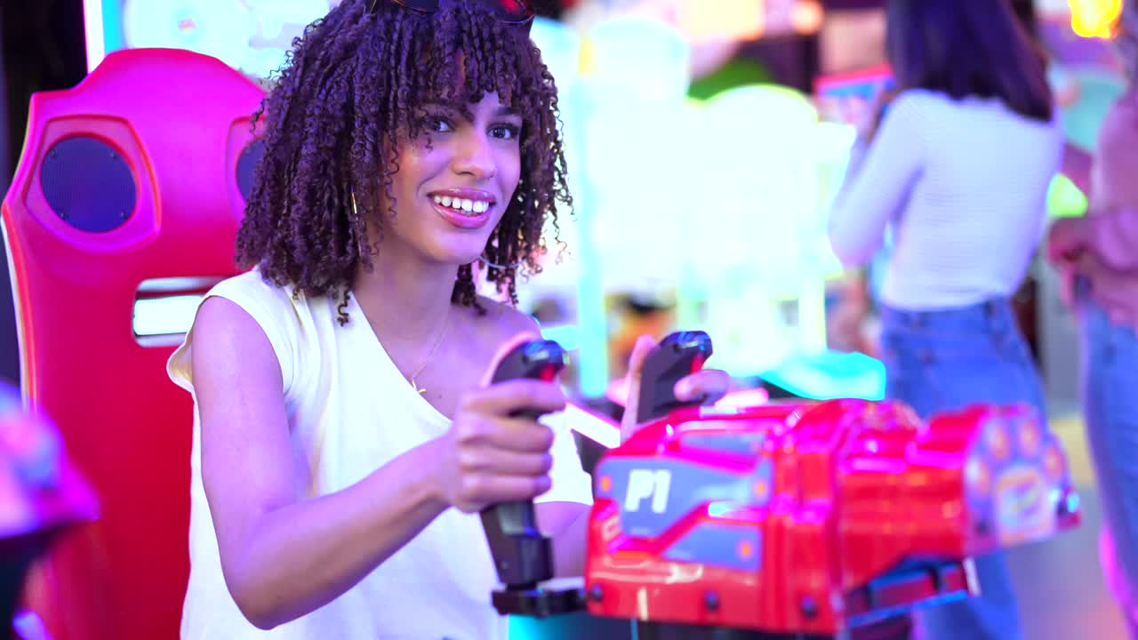 Mulher jogando jogo de tiro no fliperama