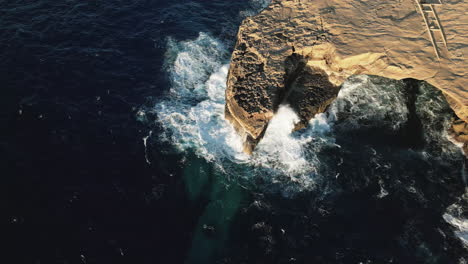 Hermosas-Olas-Del-Océano-Chocando-Contra-La-Roca,-La-Belleza-De-Gozo-Y-La-Naturaleza-De-Malta