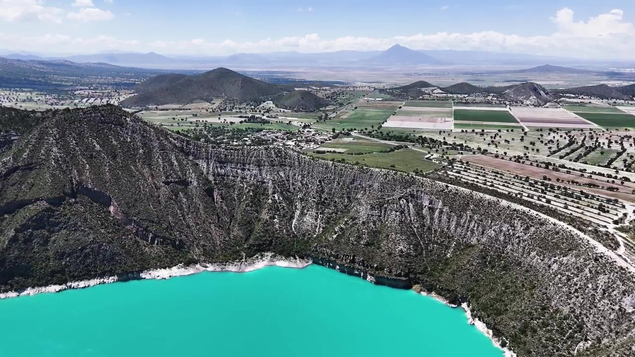 Flygvideo över en del av en lagun, klippor och strand nära Puebla, Mexiko