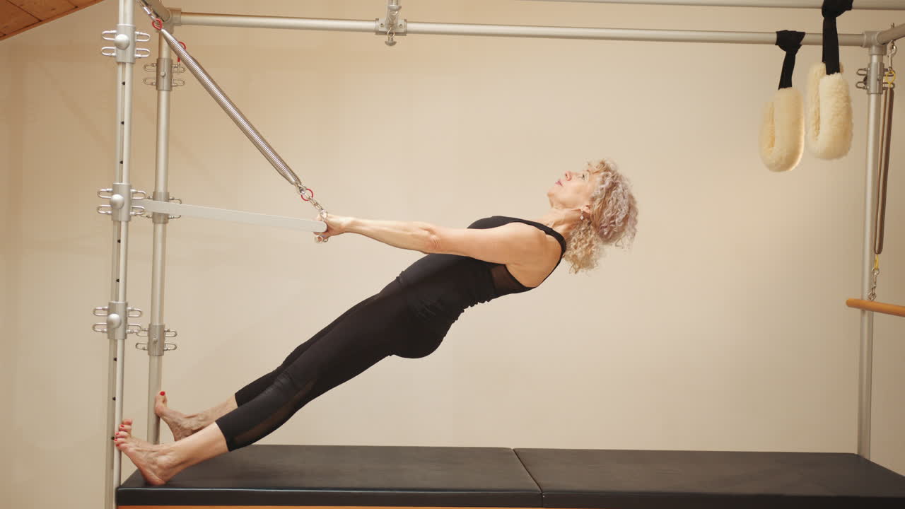 개혁자 에서 필라테스 를 하는 여자