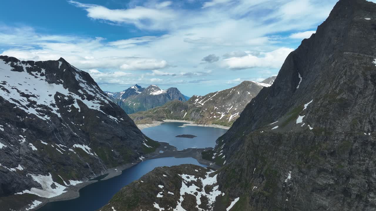 el impresionante lago blavatnet de noruega rodeado de montañas cubiertas de nieve, vista aérea