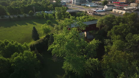puente cubierto histórico sobre el río zumbro en zumbrota, condado de goodhue, minnesota, estados unidos