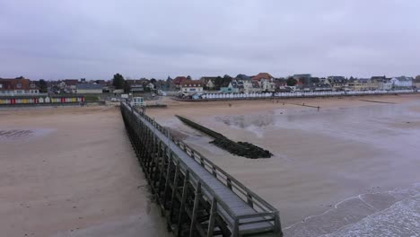 Toma-Aérea-De-Un-Muelle-En-Normandía,-Francia