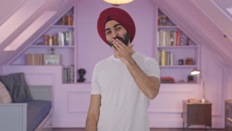 hombre indio sikh feliz dando besos voladores