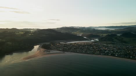 Goldenes-Leuchten-Der-Sandbänke-Am-Strand-Von-Cooks