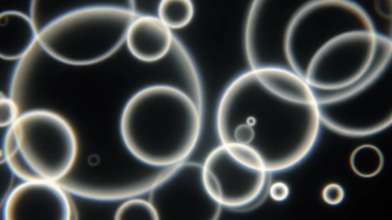 Sfondo astratto in movimento con anelli bianchi luminosi su nero