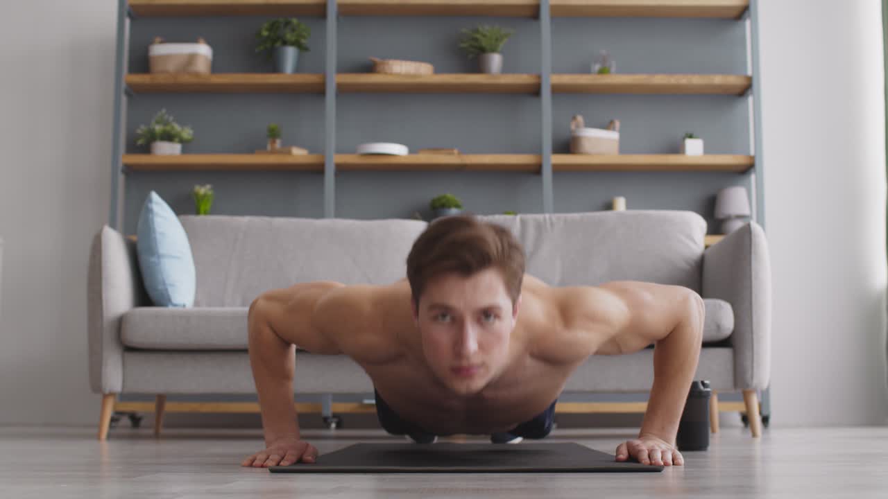hombre haciendo flexiones en casa