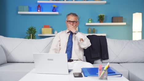 El-Trabajador-De-Oficina-En-Casa-Está-Enfermo-Y-Tosiendo.