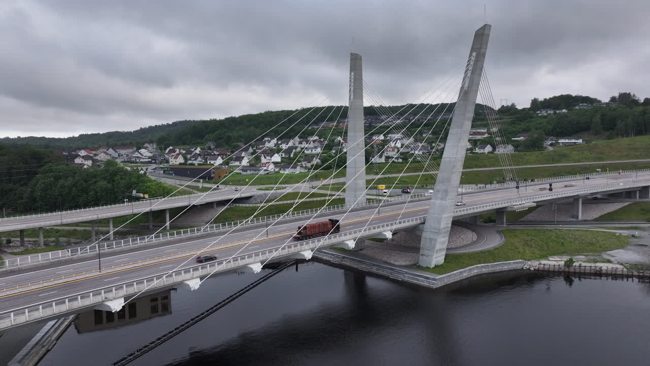 노르웨이 라르비크 북쪽의 파리스 호수를 가로지르는 파리스 다리를 가로지르는 차량