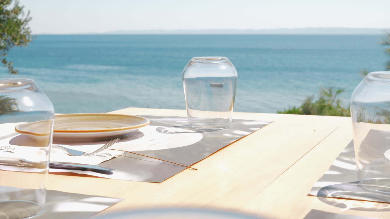 해변에 있는 카페 테이블에서