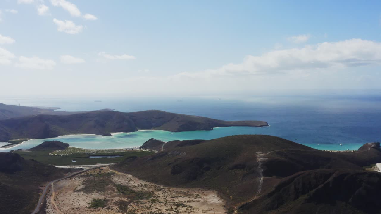 멕시코 바하 발란드라 해변 언덕 위로 무인 항공기가 떠오른다