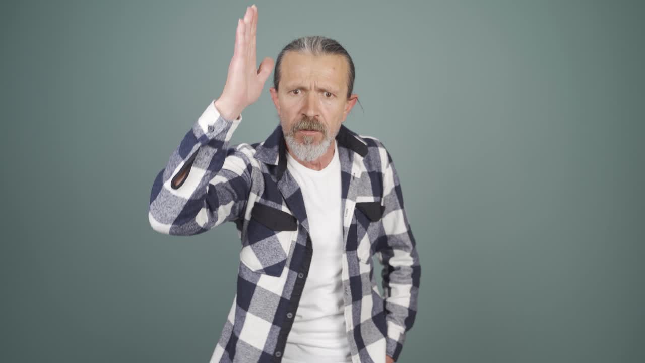 카메라에 화를 내는 남자.