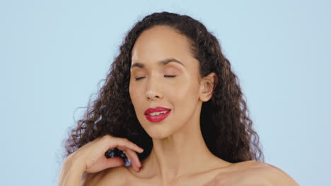 mujer de cabello rizado y labios rojos