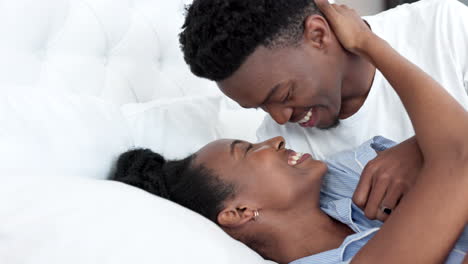 Feliz-Pareja-Negra-En-El-Beso-Del-Dormitorio