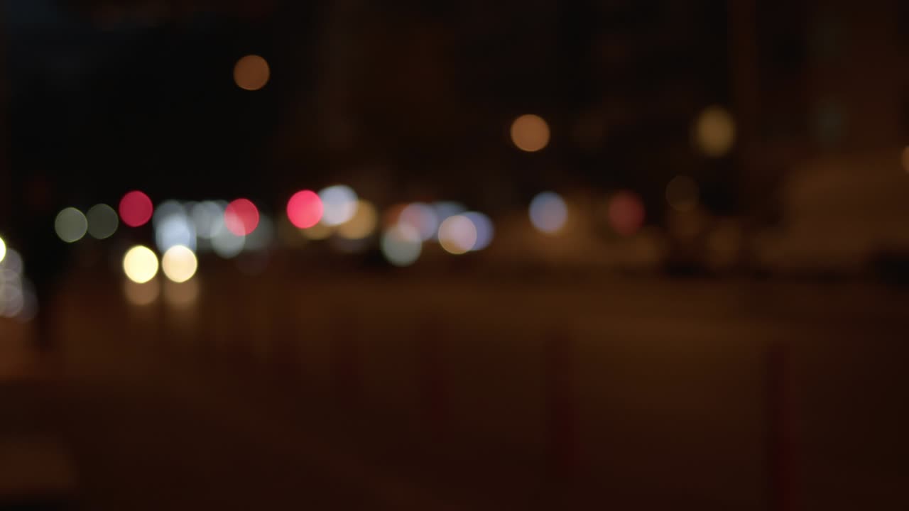 la vida de la ciudad borrosa tráfico de coches por la noche