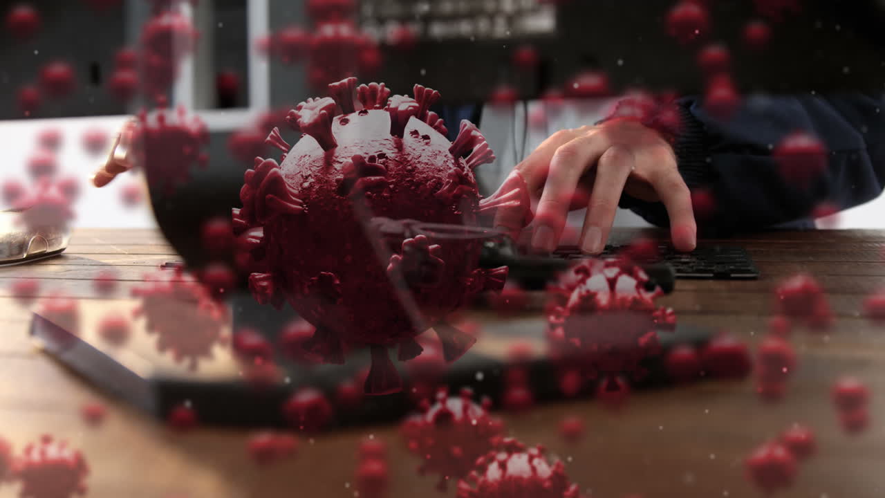 코로나19 세포가 백그라운드에서 키보드에 타이핑하는 사람과 움직이는 디지털 복합 비디오