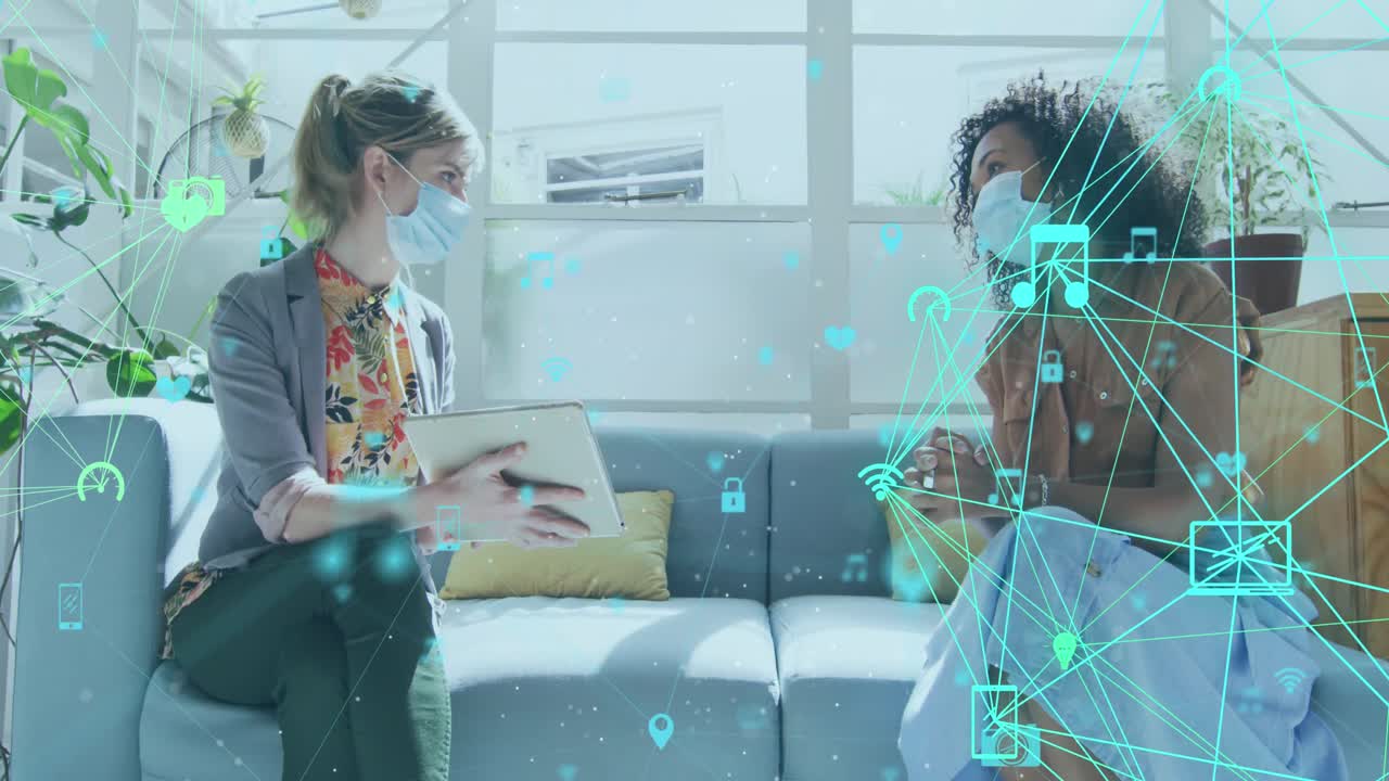 animación de red de conexiones con iconos sociales con colegas en la oficina que usan máscaras faciales