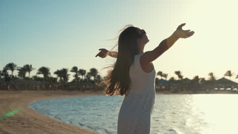 Schönes-Mädchen,-Das-Mit-Weit-Geöffneten-Armen-An-Der-Küste-Steht.-Frau-Im-Urlaub