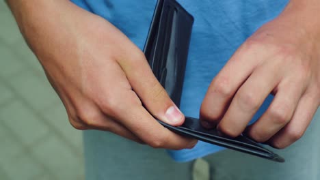 el pobre hombre mira la billetera vacía 03