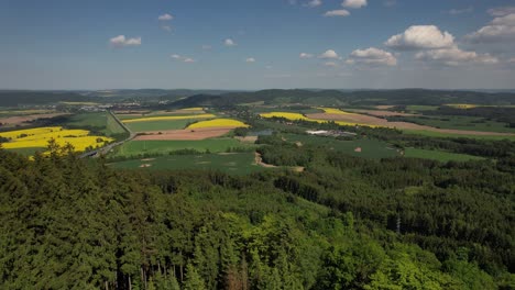 Drones-Volando-Sobre-Un-Increíble-Mirador,-Vyhlidka-U-Tety,-En-La-Ciudad-De-Moravska-Trebova,-República-Checa