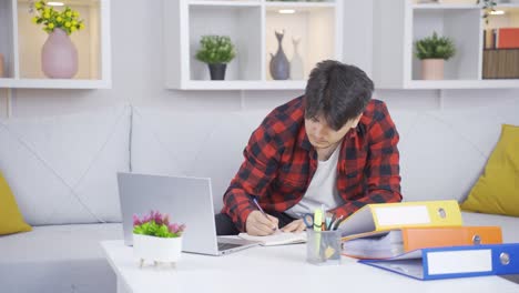 Clumsy-man-drops-pen-while-at-work-desk.