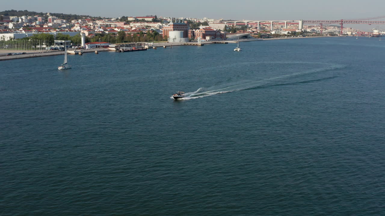 리스본 도시 풍경을 배경으로 보트를 타고 드론으로 촬영한 사진