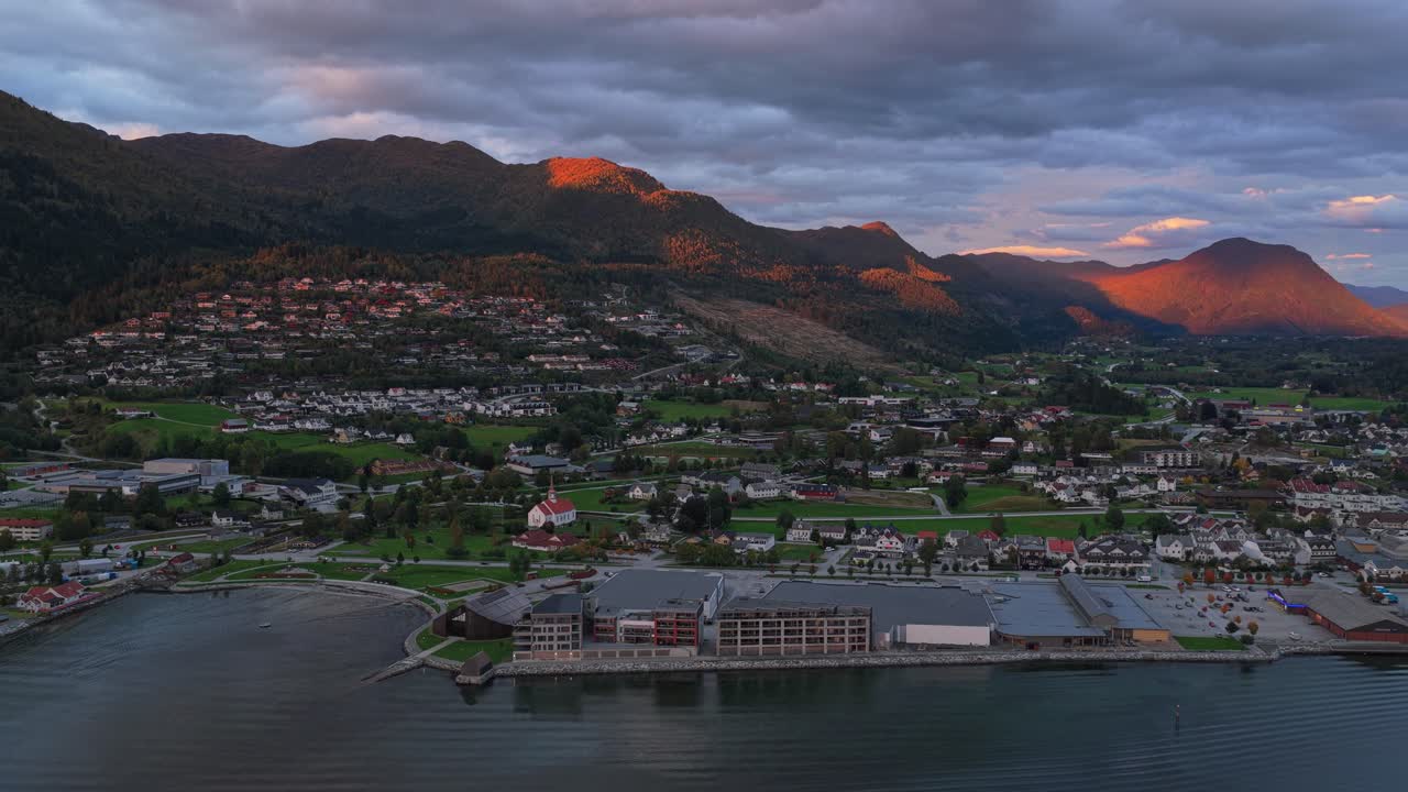 Flyfoto ved solnedgang av byen Nordfjordeid som ligger vakkert i fjordlandskap, Norge