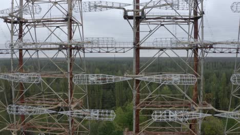 antena oxidada vieja en la zona de exclusión de chernobyl de la estación de radar duga, ucrania - dron ascendente