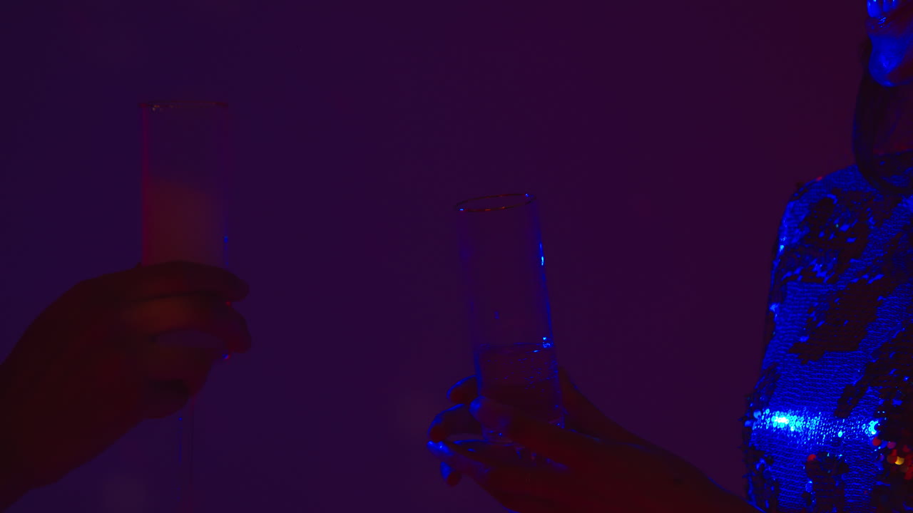 cerca de dos mujeres en un club nocturno o bar celebrando haciendo aclamaciones y bebiendo alcohol