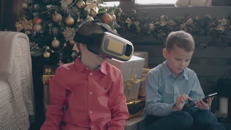 Los-Hermanos-Se-Divierten-Con-Gafas-De-Realidad-Virtual-Y-Teléfono.