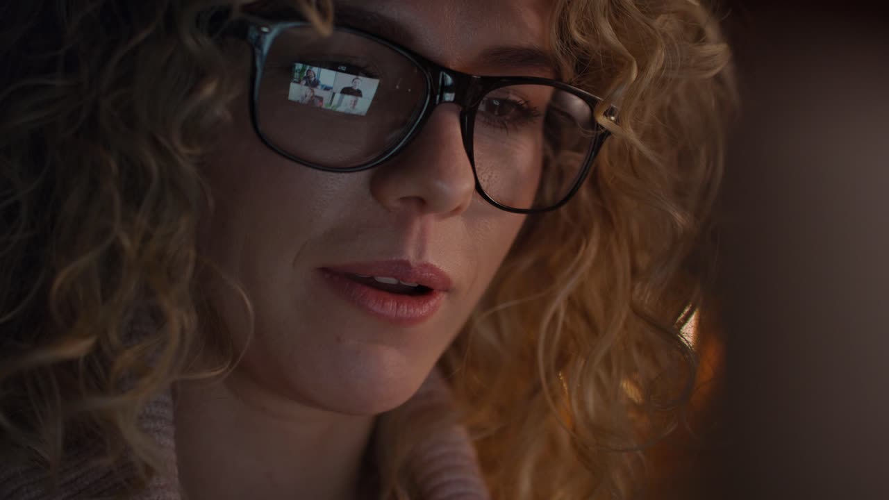 vídeo en primer plano de una mujer con gafas durante una videoconferencia