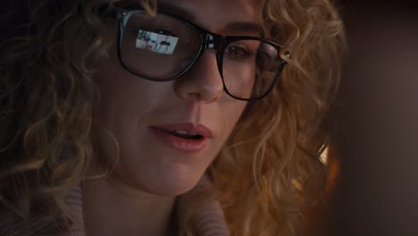 vídeo en primer plano de una mujer con gafas durante una videoconferencia