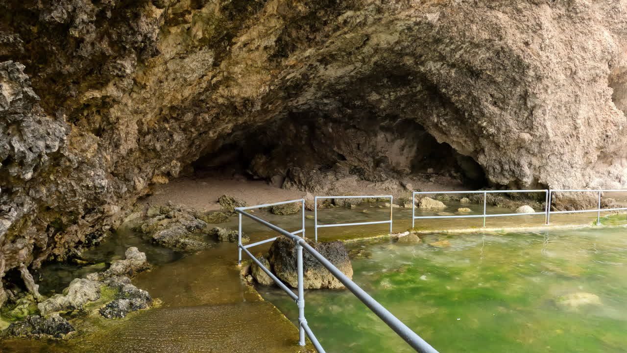 прогулка по тропинке окна хофриет мальта, перила вдоль приморского бассейна