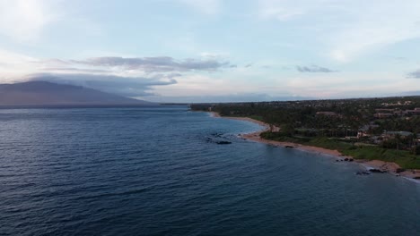 Toma-Aérea-Baja-Volando-Sobre-Las-Pintorescas-Playas-De-Wailea-Al-Atardecer-En-La-Isla-De-Maui-En-Hawai&#39;i