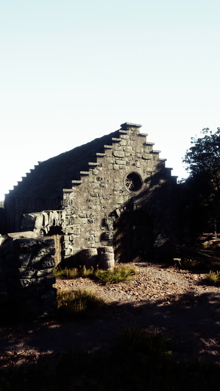 un viejo edificio de piedra con una puerta de madera