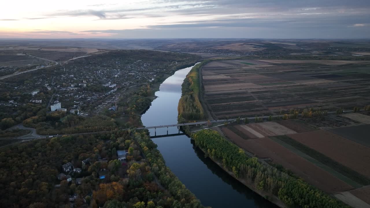 vuelo por la noche sobre el río paralelo al puente del río dniester