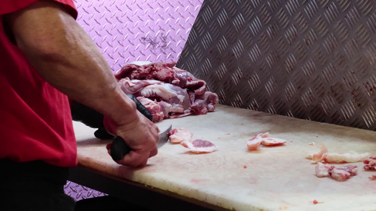 hombre cortando carne en los mercados de victoria, melbourne