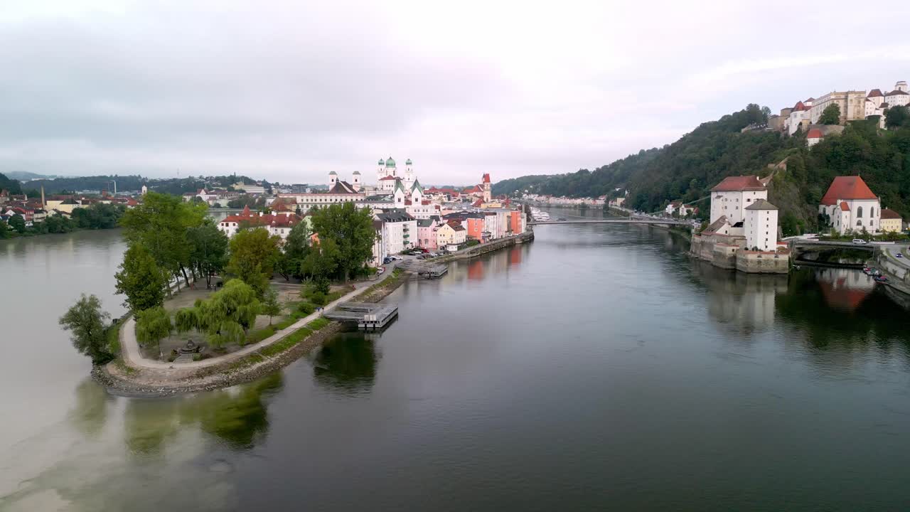 Una vista aerea sulla confluenza di tre fiumi, Danubio, Inn, Ilz a Passau, Germania, con viste mattutine sulla città