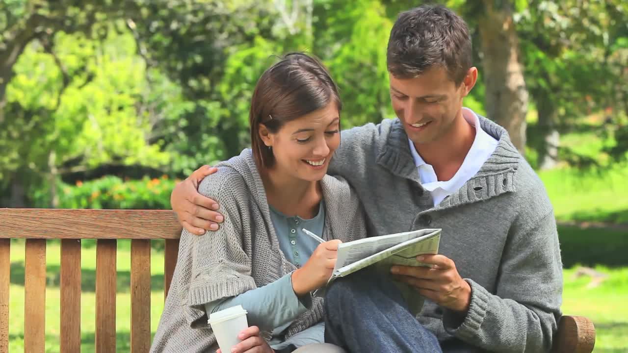 pareja joven disfrutando haciendo un crucigrama