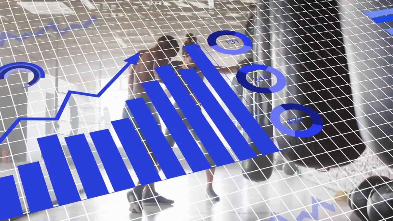 Trainer hält Pratzen hoch, während ein Trainee im Fitnessstudio Schläge ausführt; blaue Diagramme erweitern sich über beiden und verfolgen die Technik.